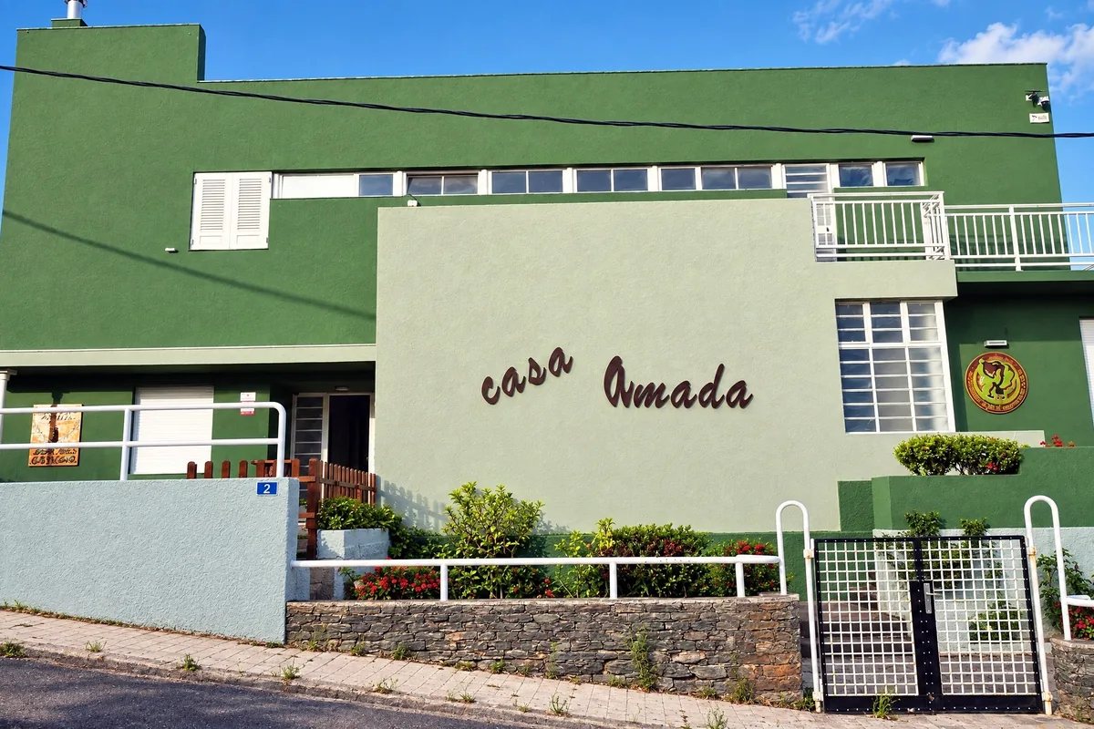 Azotea de Casa Amada con el rótulo y vistas